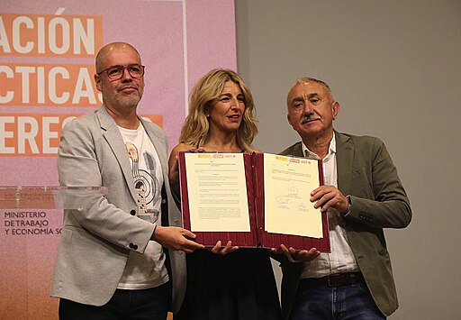Yolanda Díaz durante la firma del Estatuto del Becario