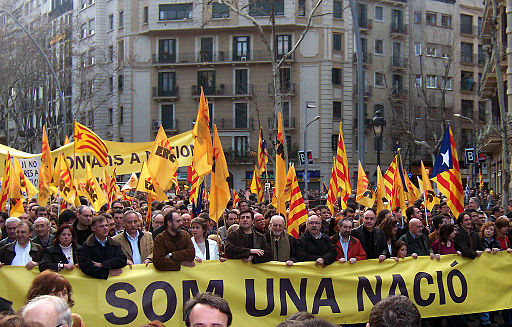 Masas apoyando la independencia de Cataluña