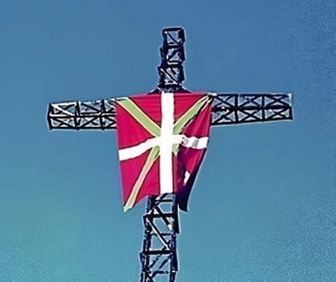 Bandera vasca en la cruz de Tellamendi de Aramaio, derribada en 1966 y vuelta a levantar en 1977
